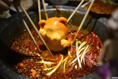 重慶老火鍋底料批發(fā)，吃火鍋的時(shí)候應(yīng)該注意哪些“點(diǎn)”