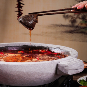 揭秘：牛油紅油火鍋的獨(dú)特風(fēng)味何在？
